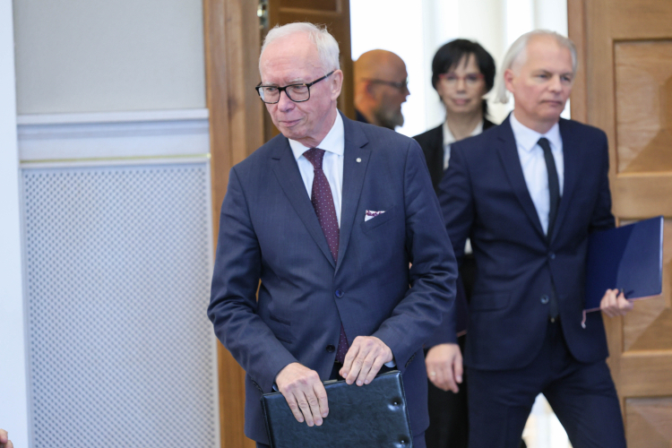 Wiceprezes NIK Jacek Kozłowski (pierwszy z lewej) przed konferencją nt. wyników kontroli „Gospodarka finansowo-majątkowa Instytutu Pamięci Narodowej - Komisji Ścigania Zbrodni przeciwko Narodowi Polskiemu. Fot. PAP/Rafał Guz