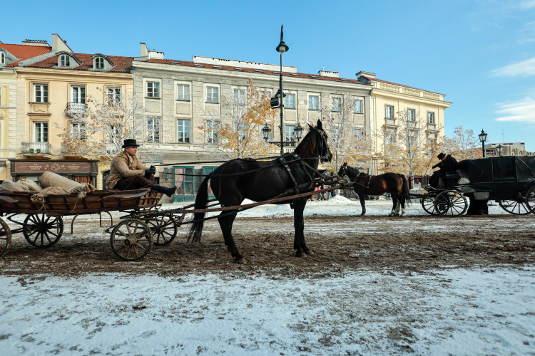 Plan filmowy nowej kinowej adaptacji „Lalki” na Krakowskim Przedmieściu w Warszawie. Fot. PAP/Szymon Pulcyn