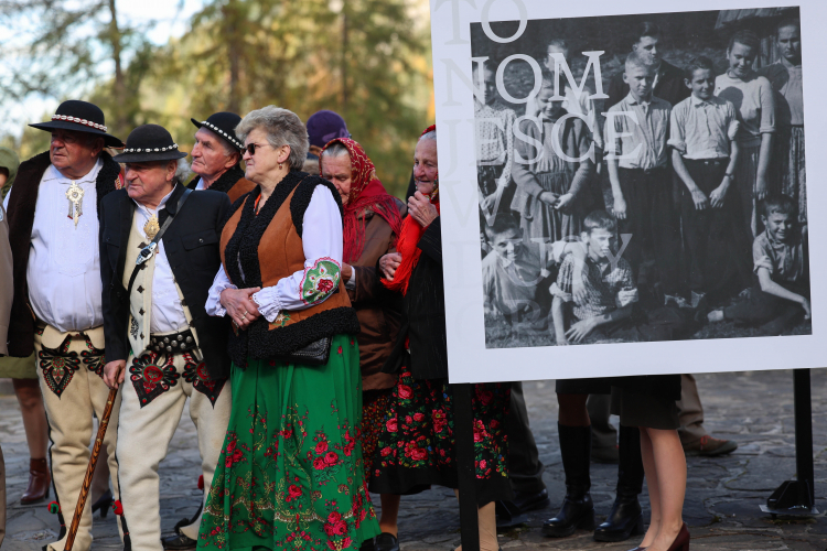 Otwarcie plenerowej wystawy „To nom jesce w dusy gro. O wywłaszczeniu górali z Tatr” w Zakopanem. Fot. PAP/Grzegorz Momot 