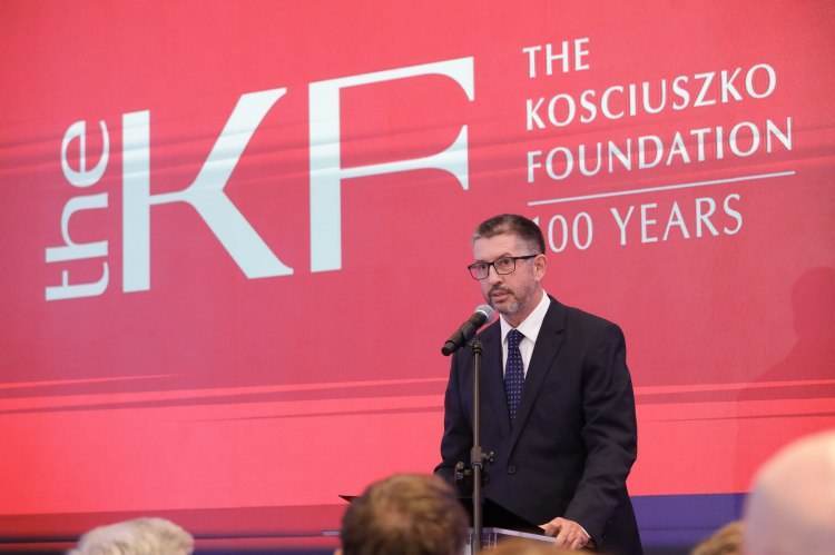 Prezes Fundacji Marek Skulimowski na uroczystej Gali 100-lecia Fundacji Kościuszkowskiej w Pałacu Rzeczypospolitej w Warszawie. W ramach obchodów jubileuszu przedstawiciele fundacji przekazali do zbiorów Biblioteki Narodowej rękopis wspomnień wojennych oraz fotograficzny portret Władysława Stanisława Reymonta. Fot. PAP/Tomasz Gzell