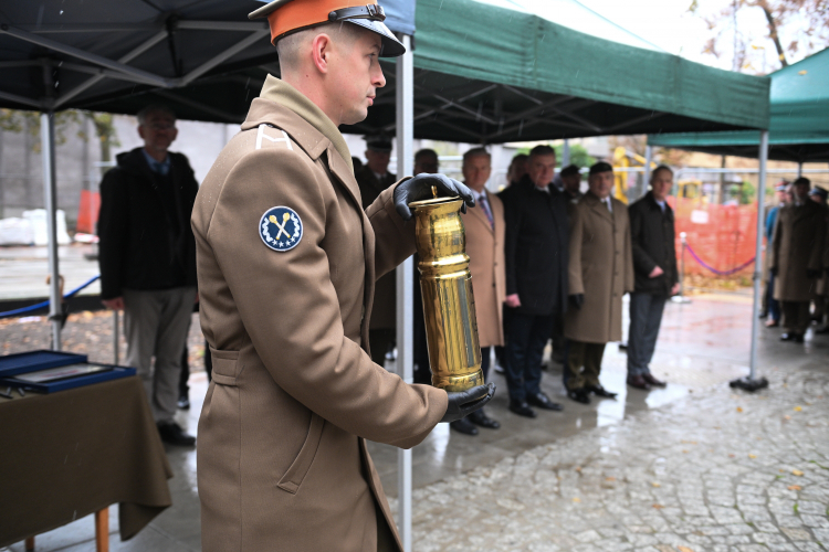 Uroczystość wmurowania aktu erekcyjnego pomnika gen. Rozwadowskiego przed bramą główną Sztabu Generalnego Wojska Polskiego w Warszawie. Fot. PAP/Marcin Obara