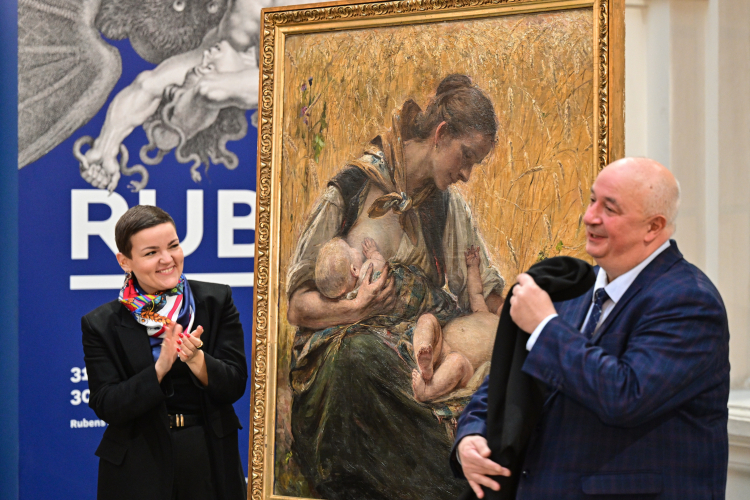 Minister kultury i dziedzictwa narodowego Marta Cienkowska (L) i dyrektor Muzeum Narodowego we Wrocławiu dr hab. Piotr Oszczanowski (P) podczas uroczystości przekazania obrazu „Lato” duńskiej artystki Berthy Wegmann, wywiezionego nielegalnie z terytorium Polski w okresie powojennym, odzyskanego dzięki działaniom restytucyjnym Ministerstwa Kultury i Dziedzictwa Narodowego w siedzibie Muzeum Narodowego we Wrocławiu. Fot PAP/Maciej Kulczyński