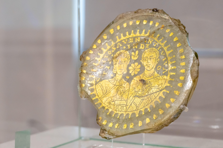 Odnaleziony w USA fragment szklanego naczynia z IV w., pochodzący z kolekcji gołuchowskiej, przekazany do zbiorów Muzeum Narodowego w Poznaniu. Fot. PAP/Jakub Kaczmarczyk