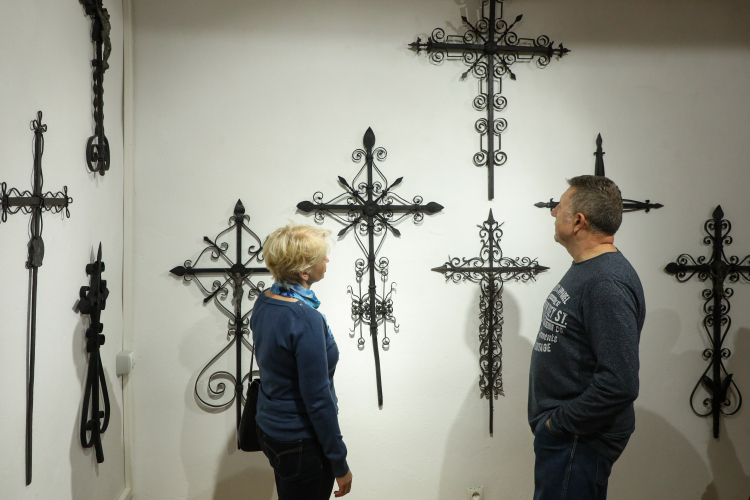 Otwarcie wystawy "Nagrobny krzyż kowalski na Podlasiu" w Podlaskim Muzeum Kultury Ludowej w Wasilkowie. Fot. PAP/Artur Reszko