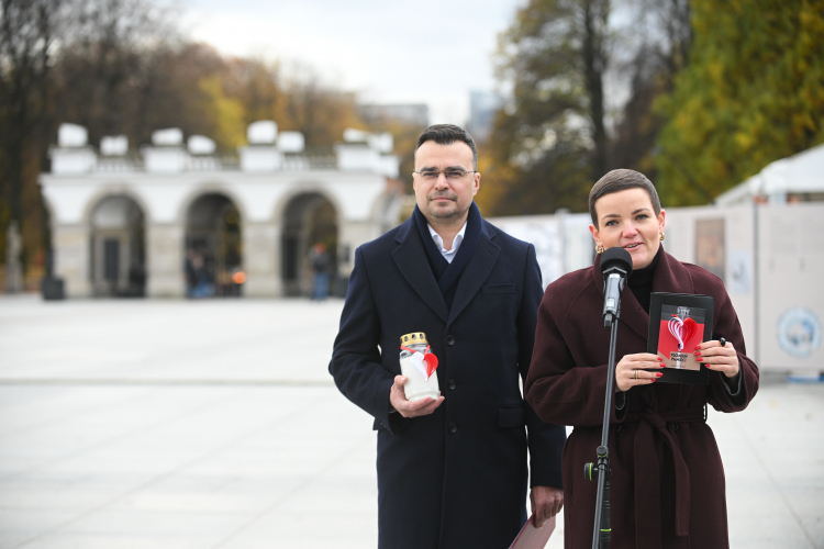 Minister kultury i dziedzictwa narodowego Marta Cienkowska (P) oraz sekretarz stanu w MKiDN Maciej Wróbel (L) podczas konferencji prasowej dot. akcji „Płomień pamięci” towarzyszącej obchodom 100. rocznicy odsłonięcia Grobu Nieznanego Żołnierza w Warszawie. Fot. PAP/Marcin Obara