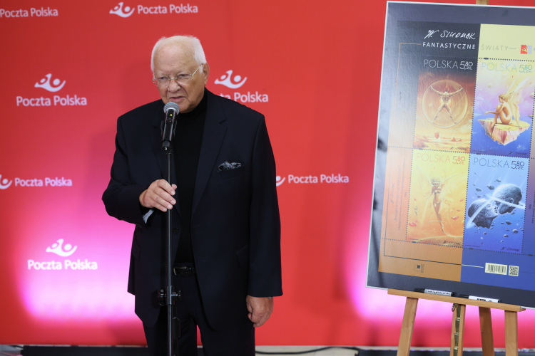 Artysta malarz i rzeźbiarz Wojciech Siudmak, którego dzieła zostały wykorzystane w grafikach znaczków, podczas prezentacji nowej emisji filatelistycznej Poczty Polskiej. Fot. PAP/Rafał Guz