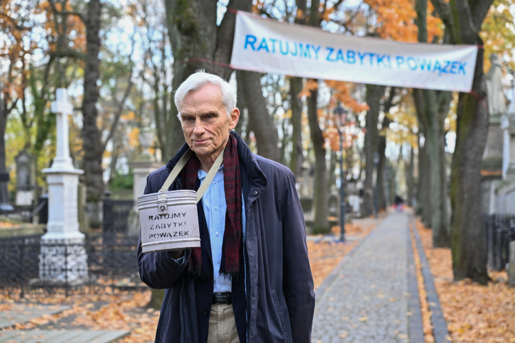 Przewodniczący Komitetu Marcin Święcicki podczas konferencji prasowej poświęconej działalności Komitetu Opieki nad Starymi Powązkami im. Jerzego Waldorffa i tegorocznej kweście. Fot. PAP/Darek Delmanowicz