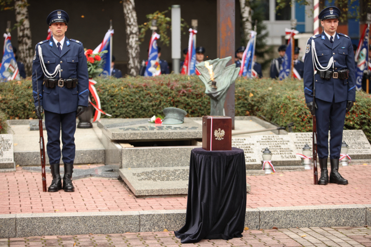 Państwowy pogrzeb nieznanego z imienia i nazwiska policjanta II Rzeczypospolitej – ofiary Zbrodni Katyńskiej, 30 bm. na terenie Komendy Wojewódzkiej Policji w Katowicach. Fot. PAP/Jarek Praszkiewicz