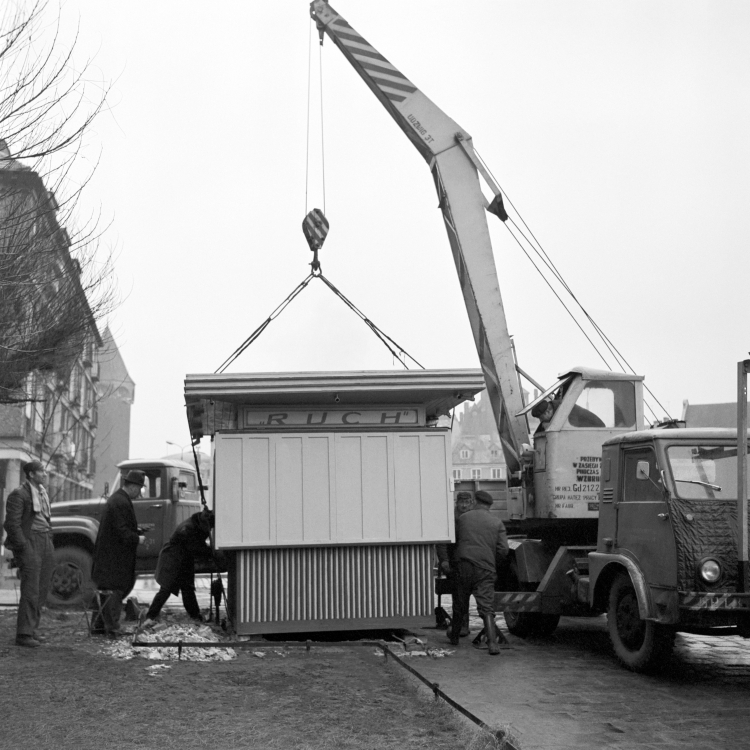 Gdańsk, grudzień 1970. Ustawianie na Targu Drzewnym, koło Domu Prasy, nowego kiosku Zjednoczenia Upowszechniania Prasy i Książki Ruch w miejscu spalonego podczas wydarzeń grudniowych 1970. Fot. PAP/KFP/Zbigniew Kosycarz