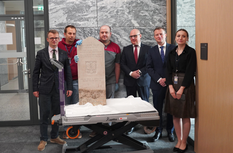Oryginalna płyta z nagrobka Władysława Sikorskiego przekazana do zbiorów Muzeum Historii Polski. Fot. MHP