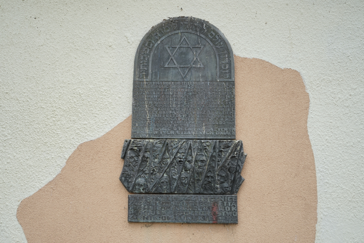 Łomża – tablica łomżyńskiego getta. Fot. Arkadiusz Zarzecki, CC BY-SA 3.0 <https://creativecommons.org/licenses/by-sa/3.0>, via Wikimedia Commons