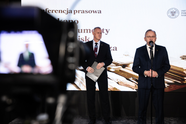 Konferencja prasowa, podczas której dr Karol Polejowski, zastępca prezesa IPN (P) oraz prok. Andrzej Pozorski, dyrektor pionu śledczego IPN (L), przekazali informacje o wszczęciu śledztwa w sprawie nielegalnego przechowywania dokumentów Zwiadu WOP. Fot. Sławek Kasper (IPN)