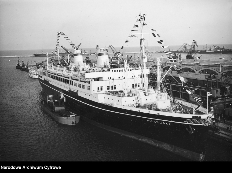 Statek pasażerski Piłsudski w gali banderowej w porcie gdyńskim w 1934 r./NAC