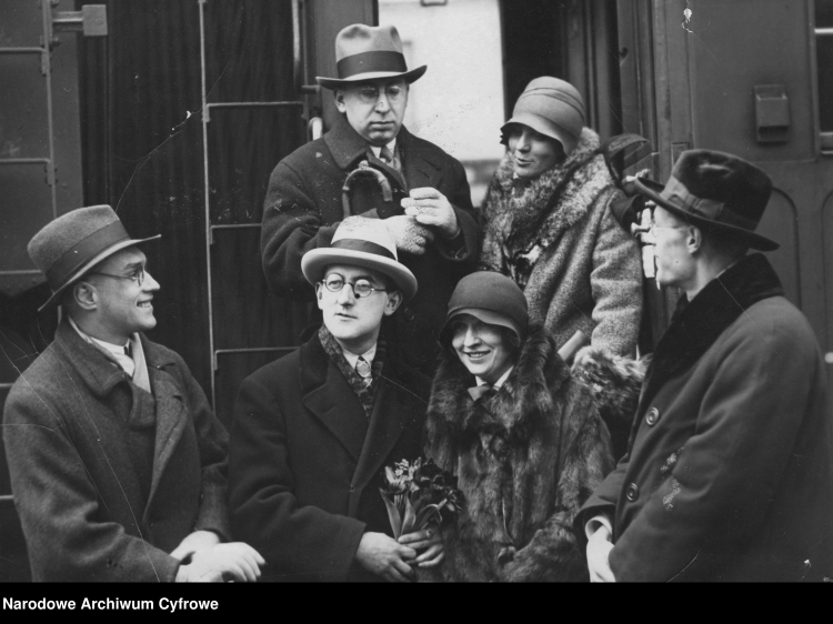 Widoczni m.in.: Jarosław Iwaszkiewicz (pierwszy z lewej), Antoni Słonimski, Jan Lechoń (drugi z lewej), Kazimierz Wierzyński (pierwszy z prawej). /NAC