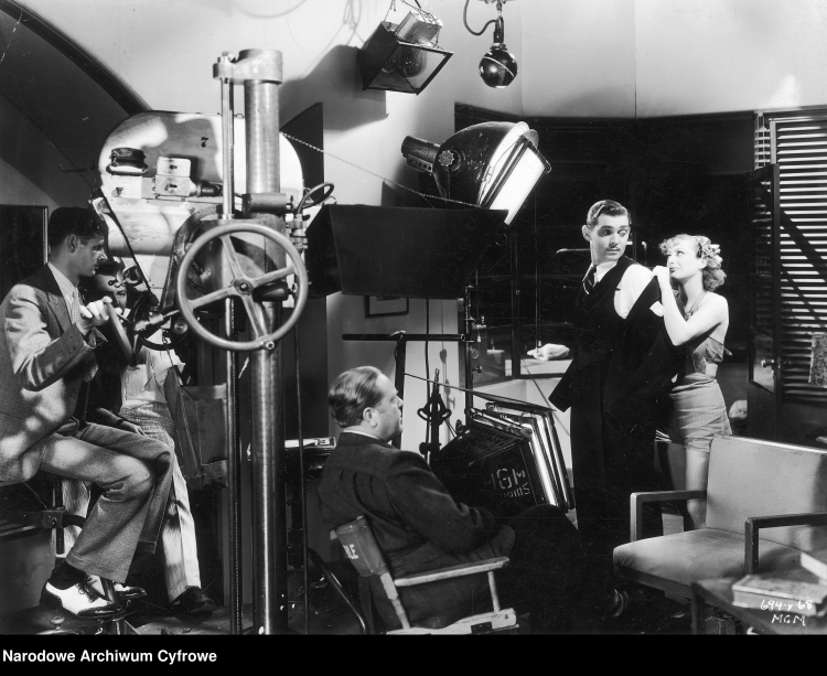 Joan Crawford jako Janie (1. z prawej), Clark Gable jako Patch Gallagher (2. z prawej) oraz reżyser Robert Z. Leonard (siedzi na krześle) podczas nakręcania jednej ze scen, 1933 r. /NAC
