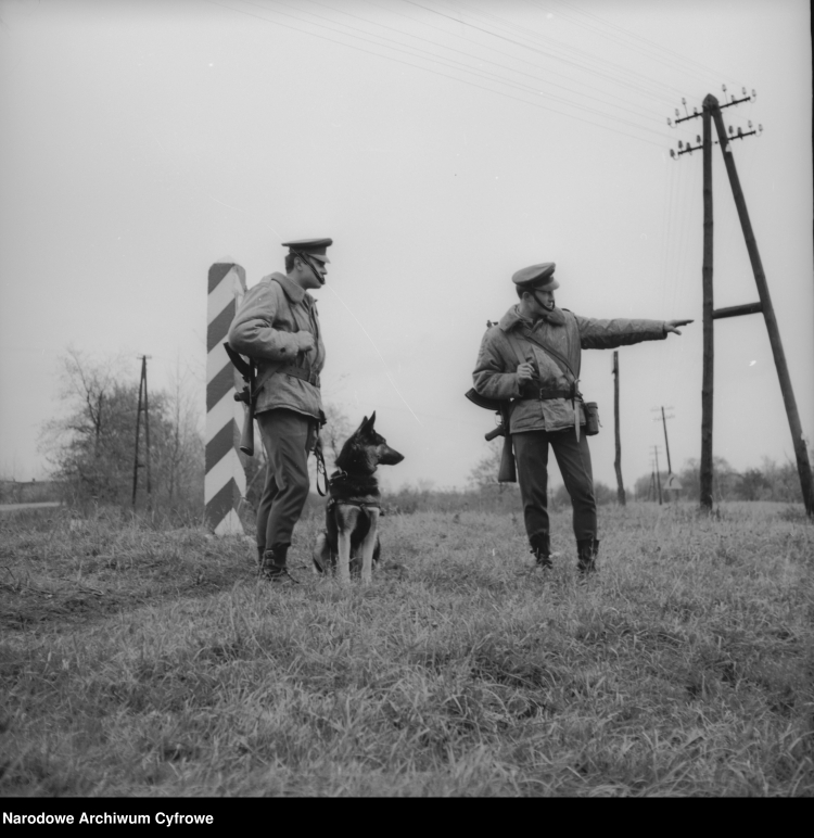 Patrol żołnierzy WOP z psem, 1963 r. /NAC