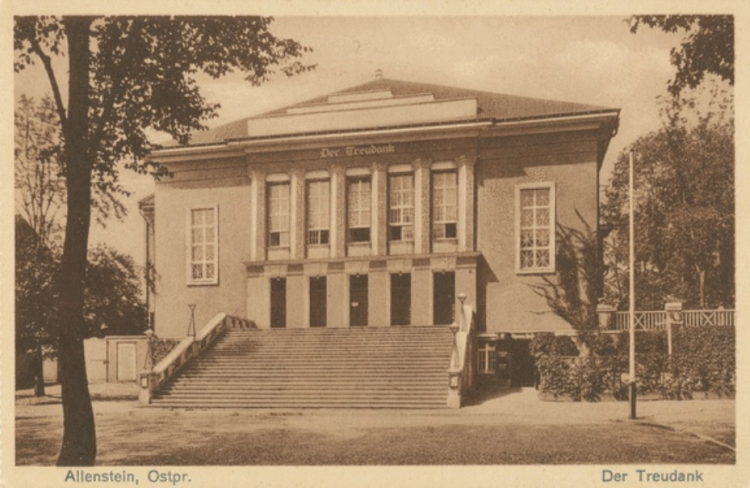 Teatr powstał w 1925 r. jako dar dla mieszkańców Allenstein.  Nosił nazwę - „Der Treudanktheater”, pod którą funkcjonował do 1945 r. /Źródło: de.wikipedia