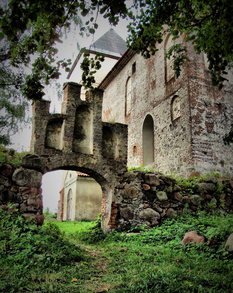 Zamek w Bezławkach, obecnie kościół filialny parafii w Wilkowie Wielkim, zdjęcie z 2012 r. Fot. 1bumer, CC BY-SA 3.0 PL <https://creativecommons.org/licenses/by-sa/3.0/pl/deed.en>, via Wikimedia Commons