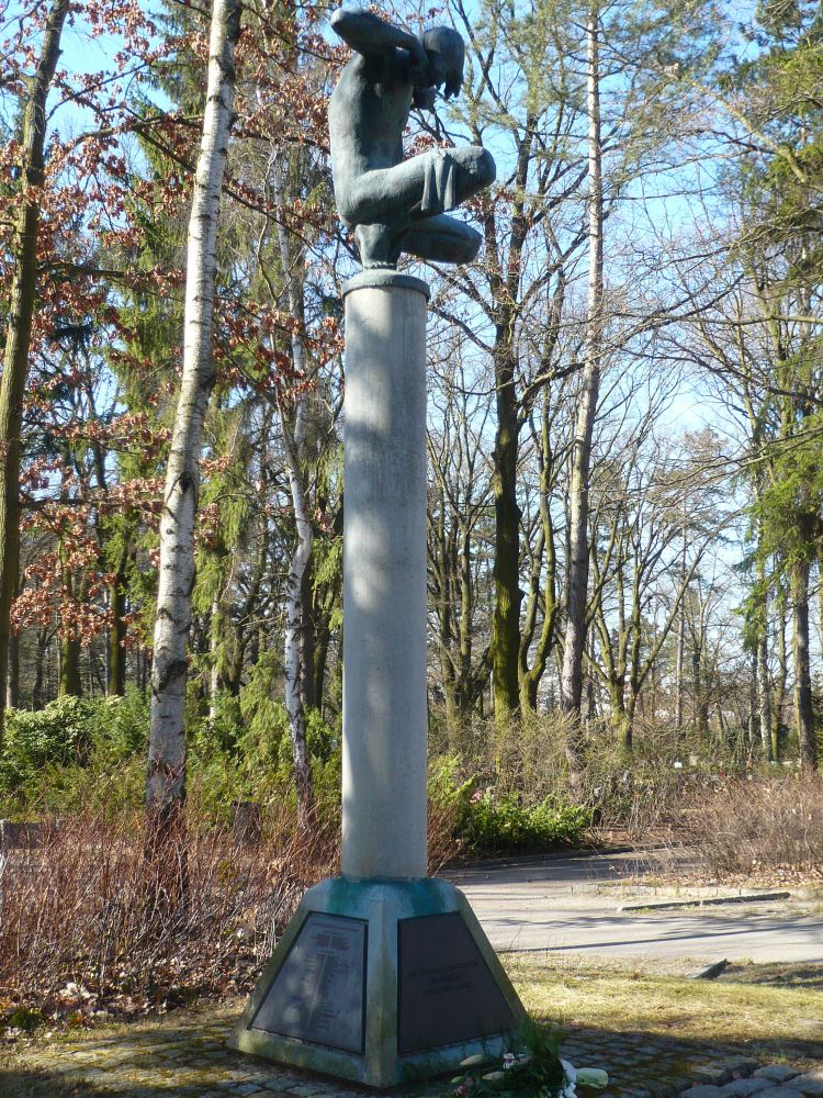 Rzeźba upamiętniająca robotników przymusowych, którzy zginęli w Marzahn, cmentarz Parkfriedhof Marzahn w Berlinie. Fot. Angela M. Arnold (=44penguins), CC BY-SA 3.0 <https://creativecommons.org/licenses/by-sa/3.0>, via Wikimedia Commons