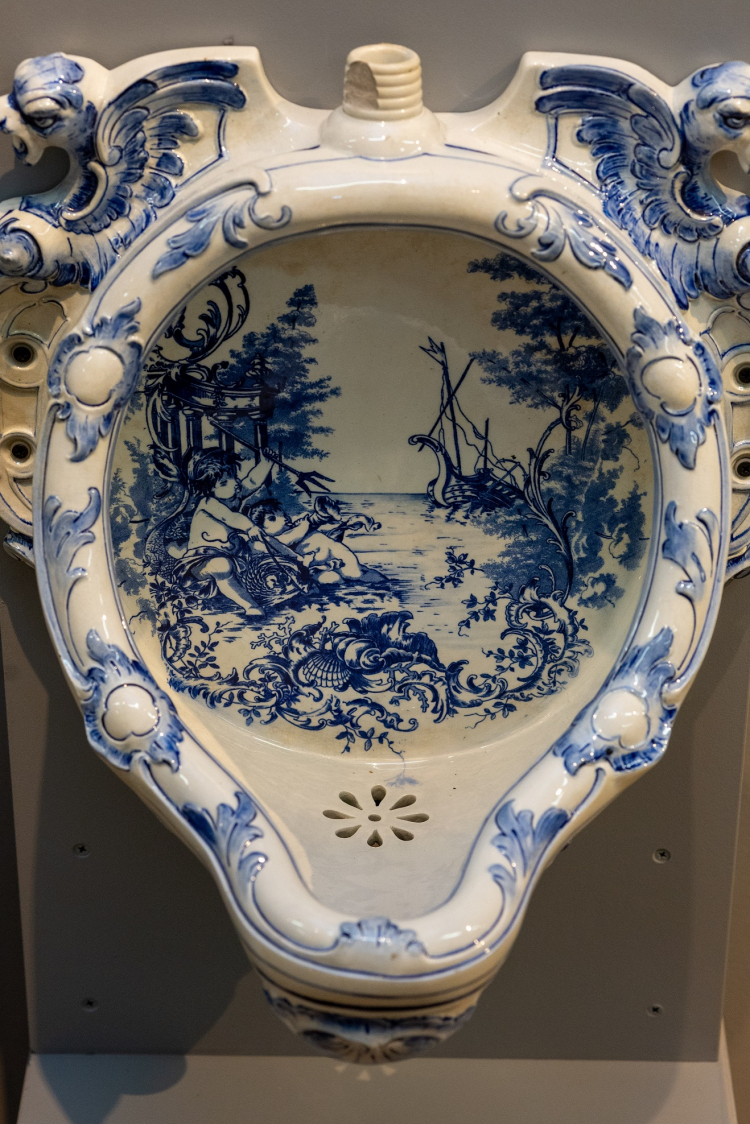 Pisuar na wystawie w Muzeum Miejskim Wrocławia. Fot. Romuald Okoń