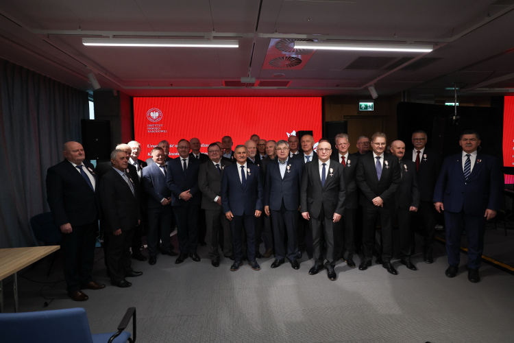 Byli studenci Wyższej Oficerskiej Szkoły Pożarniczej odznaczeni krzyżami Wolności i Solidarności. Fot. IPN/Krzysztof Koplon