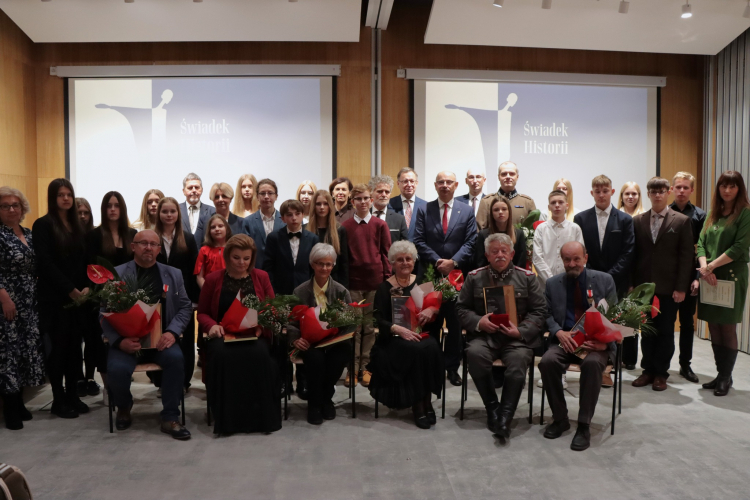 Laureaci i uczestnicy kieleckiej gali XIV edycji nagrody „Świadek Historii”. Fot. IPN Kielce/Dariusz Skrzyniarz