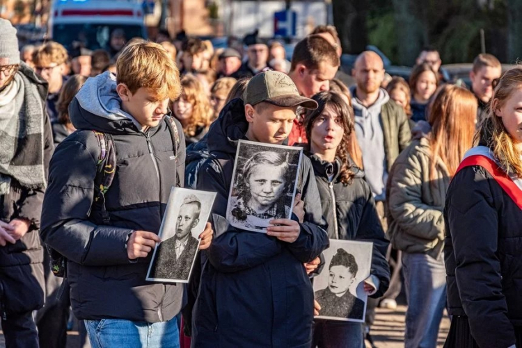 Uroczystości upamiętniające ofiary założonego przez Niemców w Łodzi na Przemysłowej obozu dla dzieci i młodzieży odbyły się po raz dwunasty. Fot. UMŁ/Patryk Wacławiak 