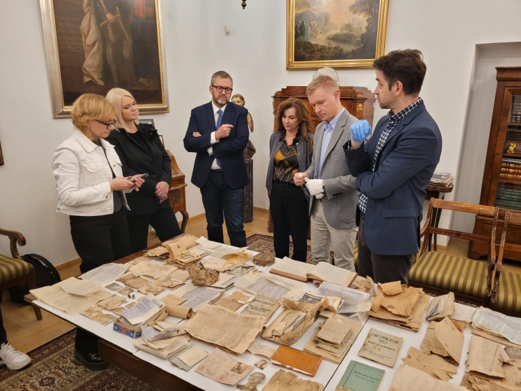Dokumenty odkryte w zabytkowej kamienicy na Saskiej Kępie w Warszawie. Fot. Mazowiecki Konserwator Zabytków