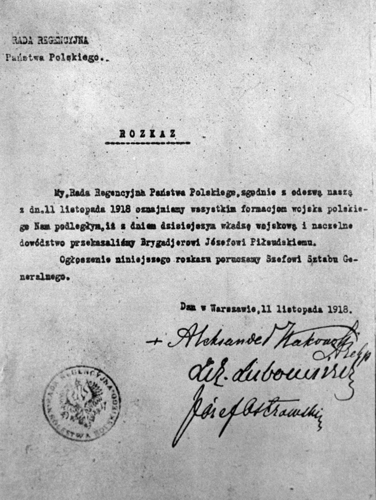 Rozkaz Rady Regencyjnej Państwa Polskiego z 11.11.1918 roku o przekazaniu władzy Józefowi Piłsudskiemu. Fot. PAP-ARCHIWUM 
