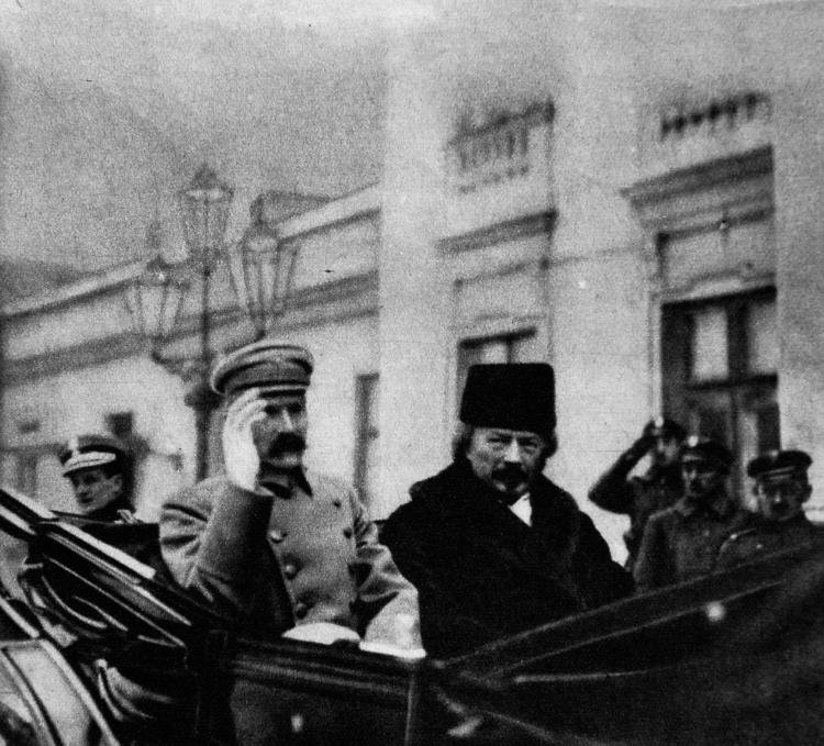 Józef Piłsudski i Ignacy Jan Paderewski wyjeżdżają z Belwederu na otwarcie pierwszego posiedzenia Sejmu 10 lutego 1919 roku. Fot. PAP/Reprodukcja Jan Morek 
