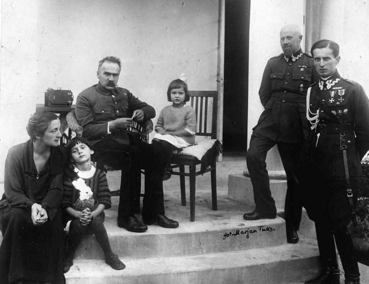 Marszałek Józef Piłsudski z żoną Aleksandrą Szczerbińską i córkami Wandą (po lewej) i Jadwigą (po prawej) przed willą Milusin. Drugi od prawej major Aleksander Prystor i pierwszy od prawej adiutant Marszałka porucznik Jerzy Jabłonowski. Sulejówek ok. 1925. Fot. PAP/Reprodukcja