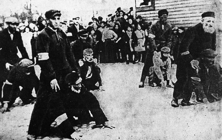 Mińsk Mazowiecki po 1940 r. Żydzi na terenie getta zmuszeni do noszenia opasek z Gwiazdą Dawida. Fot. PAP/Reprodukcja