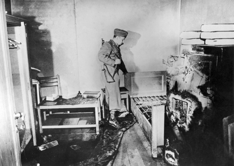 Amerykański żołnierz w bunkrze Hitlera na terenie Kancelarii Rzeszy w Berlinie - 1945 r. Fot. PAP/DPA 