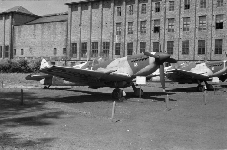 Samoloty myśliwskie Spitfire na dziedzińcu Muzeum Wojska Polskiego w Warszawie - maj 1947 r. Fot. PAP/CAF