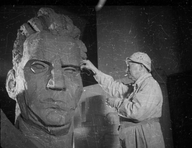 Rzeźbiarz Xawery Dunikowski podczas pracy nad rzeźbą zatytułowaną "Robotnik". Monumentalne dzieło zostanie po raz pierwszy wystawione na Wystawie Ziem Odzyskanych we Wrocławiu w 1948 r. Fot. PAP