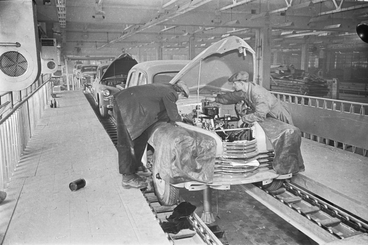 Warszawa 1951. Fabryka Samochodów Osobowych (FSO) na warszawskim Żeraniu. Montaż samochodów osobowych Warszawa M20. (Pierwszy krajowy samochód Warszawa M20, zmontowany w Fabryce Samochodów Osobowych w Warszawie, zjechał z taśmy montażowej 6 listopada 1951 roku). Fot. PAP/Jerzy Baranowski