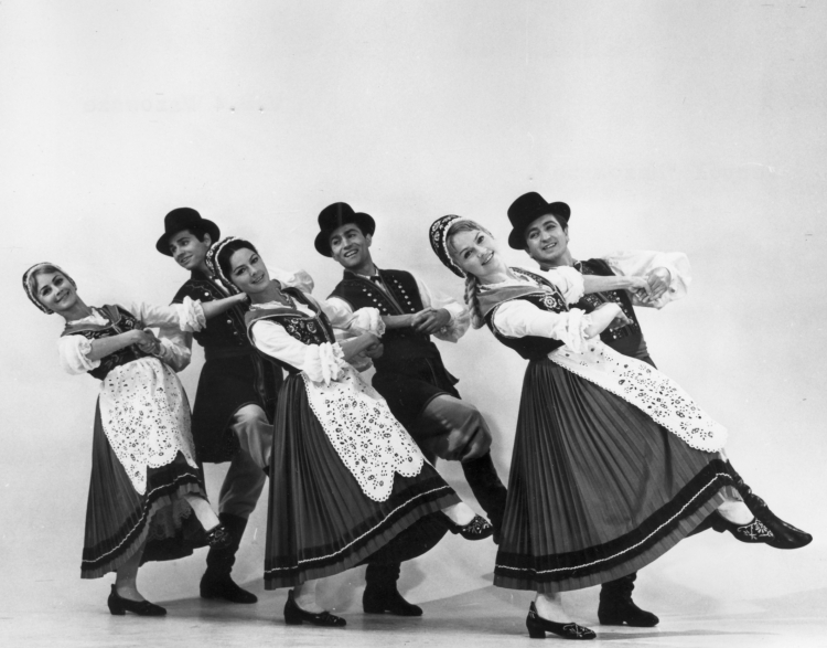 Państwowy Zespół Ludowy Pieśni i Tańca „Mazowsze” im. Tadeusza Sygietyńskiego, Polska, 1965 r. Fot. PAP/Dionizy Gładysz