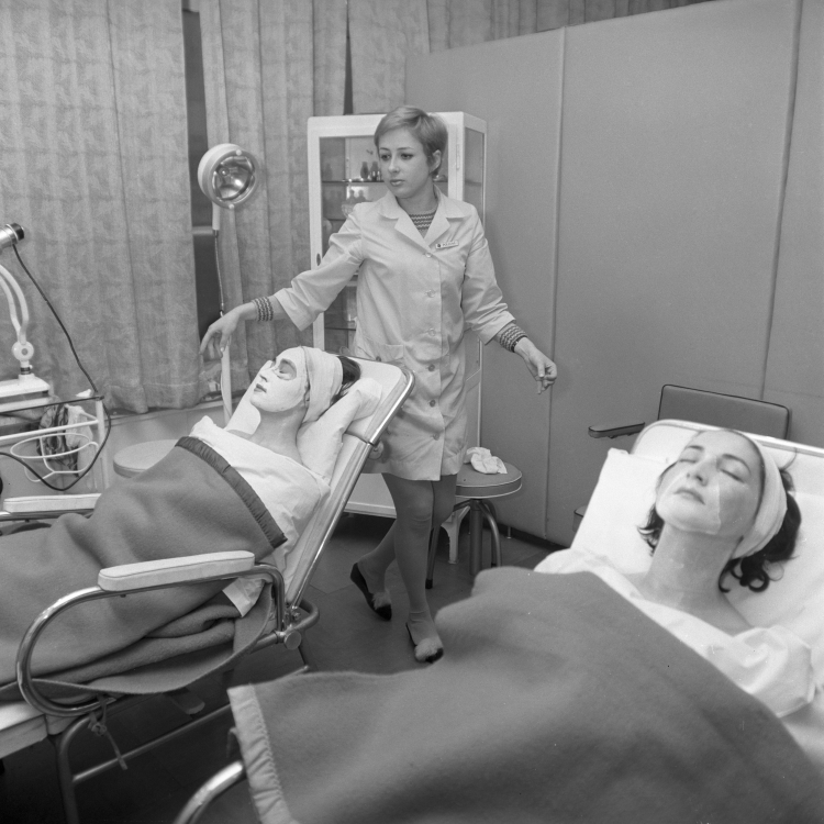 Salon piękności firmy Pollena przy ul. Moniuszki 10 w Warszawie. Rok 1969. Fot. PAP/Jakub Grelowski