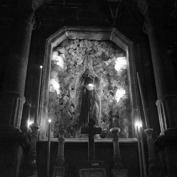 Wieliczka 1970. Centralny ołtarz z kaplicy św. Kingi znajdującej się w Komorze św. Kingi w Kopalni soli Wieliczka. Fot. PAP/Jakub Grelowski