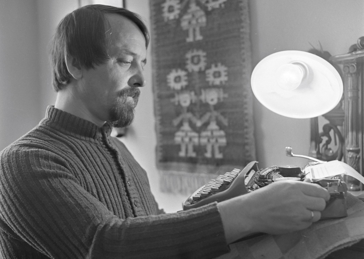 Tadeusz Nowak w krakowskim mieszkaniu w 1973 roku. Fot PAP/Maciej Sochor