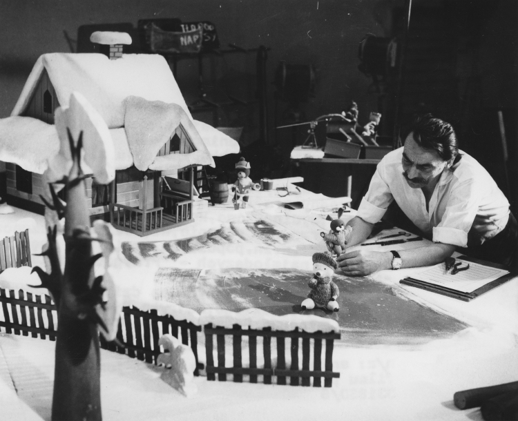 Studio Filmowe Se-Ma-For. Realizacja filmu "Miś Uszatek". Nz. animator Zdzisław Mikołajczyk, Łódź, 1976 r.  PAP/Andrzej Zbraniecki