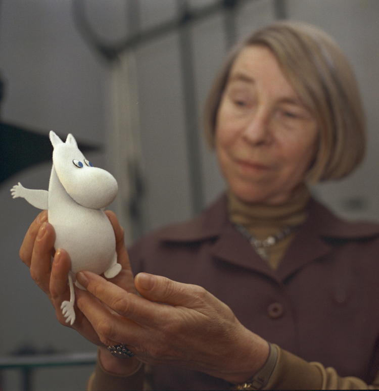 Łódź 1978 r. Wizyta fińskiej pisarki, ilustratorki, autorki cyklu książek dla dzieci o Muminkach Tove Jansson. Podczas wizyty pisarka odwiedziła Studio Małych Form Filmowych, w którym rozpoczęto ekranizację serii opowiadań o Muminkach. Fot. PAP/Woody Ochnio