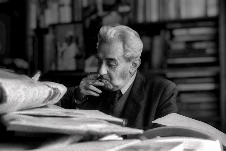 Kraków, początek lat 80. Redaktor naczelny Tygodnika Powszechnego Jerzy Turowicz w swoim gabinecie w siedzibie redakcji przy ulicy Wiślnej 12. Fot. PAP/Jerzy Ochoński