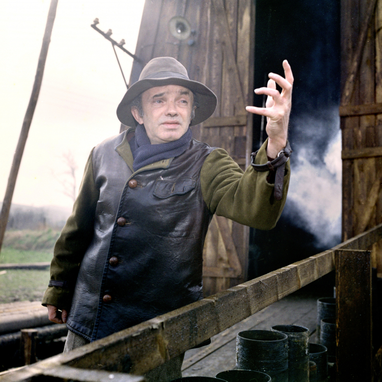 Realizacja komedii muzycznej w reżyserii Janusza Rzeszewskiego pt. Lata dwudzieste... lata trzydzieste... Na zdjęciu: aktor Krzysztof Litwin jako Pyzdra, 1983 r. PAP/Afa Pixx/Krzysztof Wellman