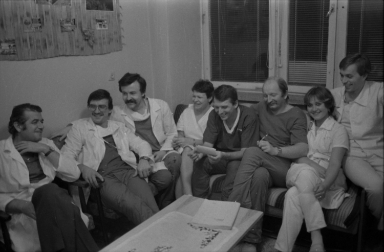 Zabrze 05.11.1985. Wojewódzki Ośrodek Kardiologii (Śląskie Centrum Chorób Serca). Zespół lekarzy i pielęgniarek pod kierunkiem docenta Zbigniewa Religi dokonał pierwszej udanej operacji przeszczepu serca. Nz. radość po udanej operacji, od lewej: Zbigniew Religa, Bogusław Ryfiński Bogusław Kominek, pielęgniarka Patrycja Czerwińska-Dziemian, Andrzej Bochenek, Jerzy Wołczyk, pielęgniarka Ewa Łubek-Wilczewska oraz Romuald Cichoń. Fot. PAP/Stanisław Jakubowski