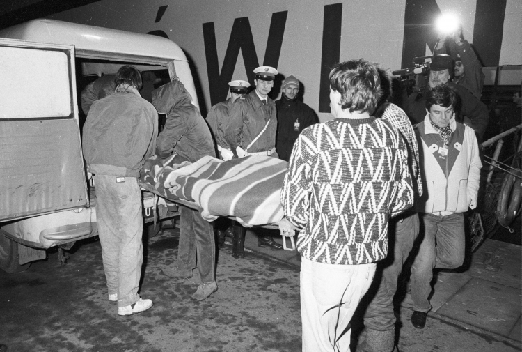 Świnoujście, 14 stycznia 1993 r. Przenoszenie zwłok ofiar tragedii na Heweliuszu do furgonetki, którą przewieziono je do miejscowej kostnicy. Fot. PAP/Jerzy Undro