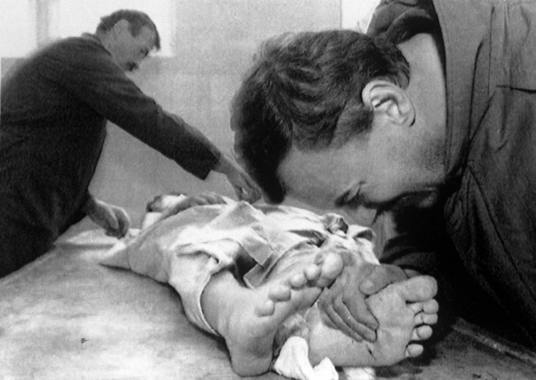 23.11.1993 Sarajewo. Serb Srdjan Ratkovic opłakuje swego zastrzelonego 11-letniego syna. PAP/EPA /AW/