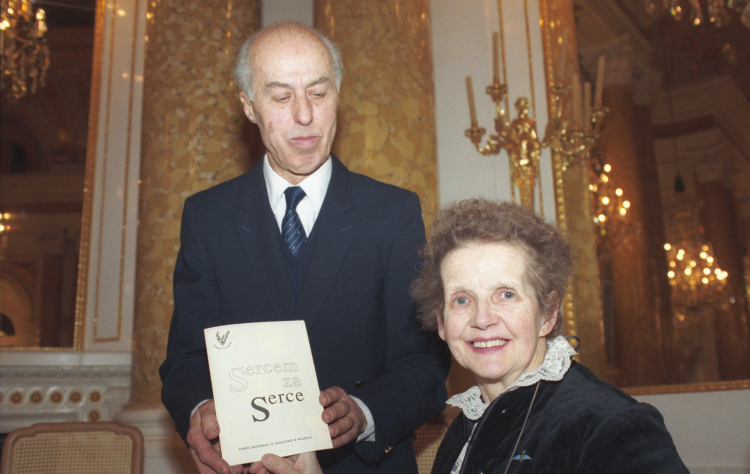 Koncert charytatywny na Zamku Królewskim pt. Sercem za serce, na rzecz Fundacji Sue Ryder. Nz. działaczka charytatywna Sue Ryder oraz architekt Jerzy Bogusławski. Fot. PAP/Adam Urbanek