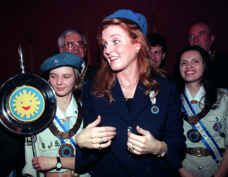 Warszawa, 02.12.1999. Księżna Yorku Sarah Ferguson została damą Orderu Uśmiechu. Sarah Ferguson podczas uroczystości w rezydencji ambasadora brytyjskiego w Warszawie. Fot. PAP/Tomasz Gzell