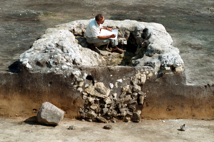 Słonowice, 4 września 2002 r. Pozostałości siedmiu budowli - drewnianych "piramid",datowanych na 3000 lat p.n.e., odkryli na polu pod Kazimierzą Wielką archeolodzy z Krakowa. Do dnia dzisiejszego zachowały się ślady po drewnianych palach i pozostałości kamiennych sarkofagów. Każda z budowli służyła za grobowiec jednej osobie. Fot. PAP/Piotr Polak
